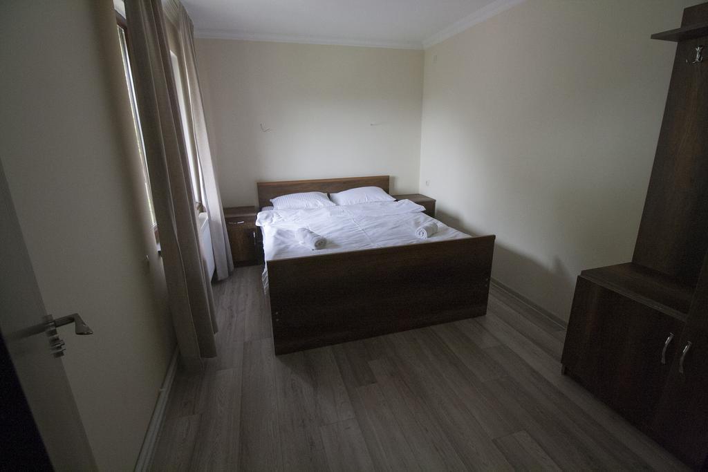 Roza'S Guest House メスティア エクステリア 写真